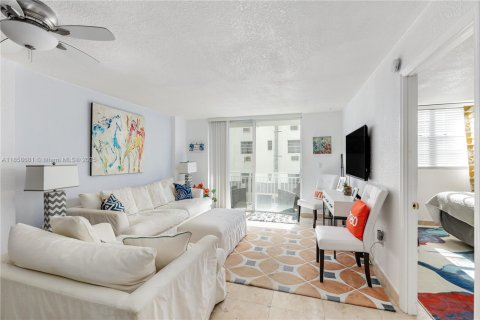 Condo in Miami Beach, Florida, 1 bedroom № 1957571 - photo 1