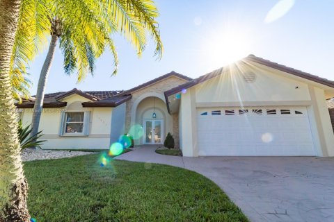 Casa en venta en Miami, Florida, 4 dormitorios, 210.24 m2 № 1857570 - foto 1
