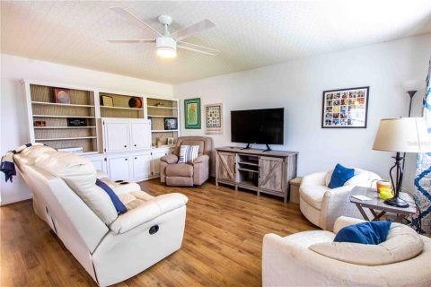Condo in Sun City Center, Florida, 2 bedrooms  № 1870389 - photo 3
