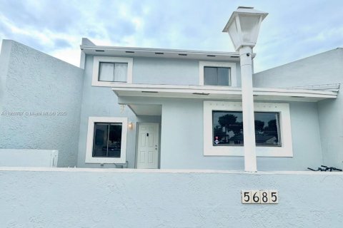 Купить таунхаус в Майами-Гарденс, Флорида 4 спальни, 143.35м2, № 1922768 - фото 1