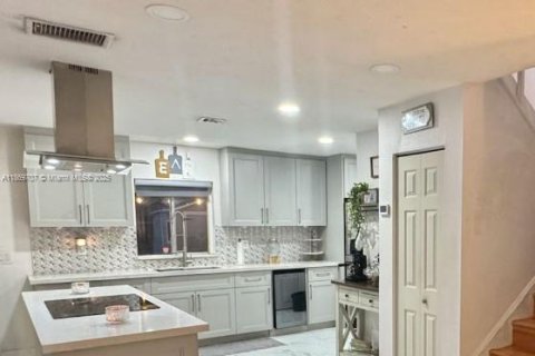 Купить таунхаус в Майами-Гарденс, Флорида 4 спальни, 143.35м2, № 1922768 - фото 9