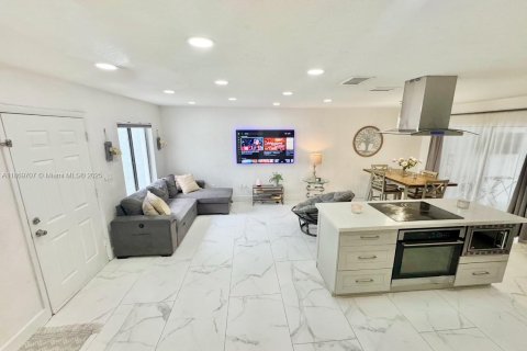 Купить таунхаус в Майами-Гарденс, Флорида 4 спальни, 143.35м2, № 1922768 - фото 4