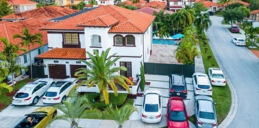 Дом в Майами, Флорида 5 спален, 256.97м2 № 1994987