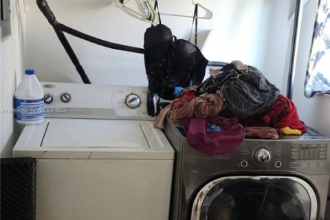 Propiedad comercial en venta en Miami, Florida, 183.95 m2 № 2030482 - foto 4