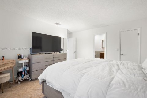 Condo in Miami, Florida, 2 bedrooms  № 1898149 - photo 18