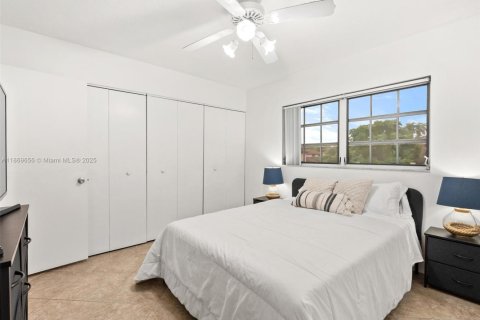 Condo in Miami, Florida, 2 bedrooms  № 1898149 - photo 21