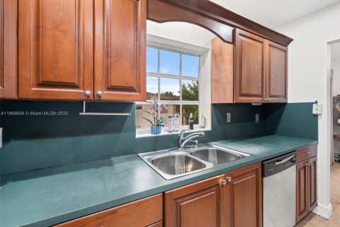 Condo in Miami, Florida, 2 bedrooms  № 1898149 - photo 16