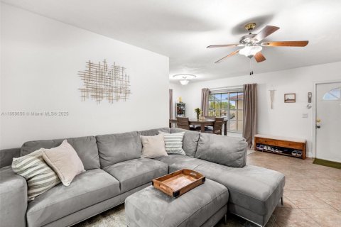 Condo in Miami, Florida, 2 bedrooms  № 1898149 - photo 4