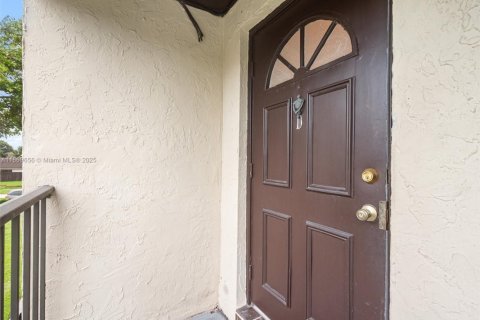 Condo in Miami, Florida, 2 bedrooms  № 1898149 - photo 8