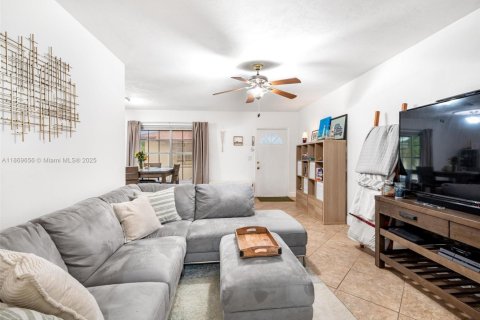 Condo in Miami, Florida, 2 bedrooms  № 1898149 - photo 12