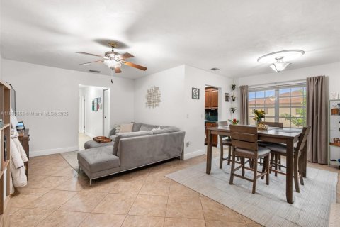 Condo in Miami, Florida, 2 bedrooms  № 1898149 - photo 2