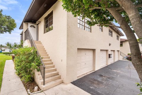 Condo in Miami, Florida, 2 bedrooms  № 1898149 - photo 1