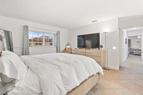 Condo in Miami, Florida, 2 bedrooms  № 1898149 - photo 3