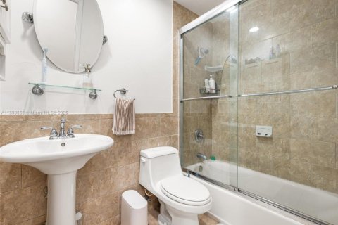 Condo in Miami, Florida, 2 bedrooms  № 1898149 - photo 23