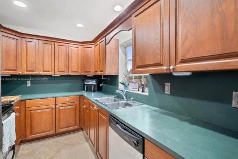Condo in Miami, Florida, 2 bedrooms  № 1898149 - photo 14