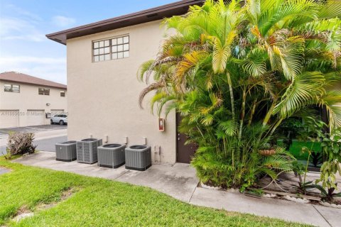 Condo in Miami, Florida, 2 bedrooms  № 1898149 - photo 11