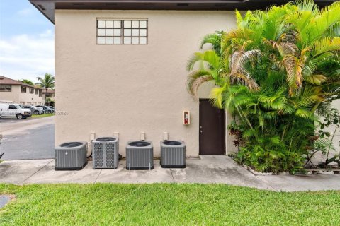 Condo in Miami, Florida, 2 bedrooms  № 1898149 - photo 10