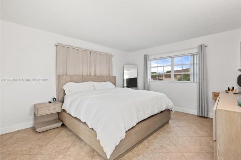 Condo in Miami, Florida, 2 bedrooms  № 1898149 - photo 17