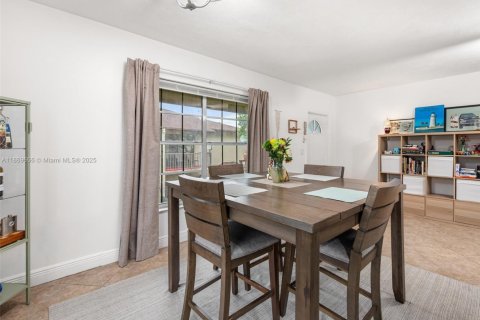 Condo in Miami, Florida, 2 bedrooms  № 1898149 - photo 13