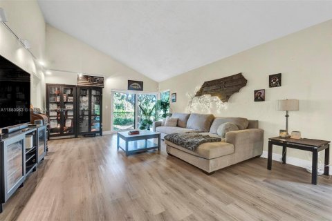 Condo in Lauderhill, Florida, 2 bedrooms  № 1922366 - photo 9