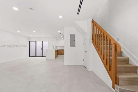 Touwnhouse à louer à Hialeah, Floride: 3 chambres, 147.71 m2 № 1986618 - photo 1