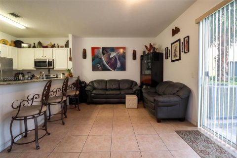 Touwnhouse à vendre à Miramar, Floride: 3 chambres, 153.85 m2 № 2397528 - photo 8