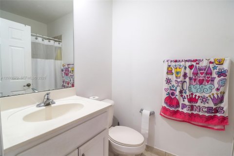 Touwnhouse à vendre à Miramar, Floride: 3 chambres, 153.85 m2 № 2397528 - photo 18