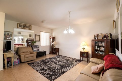 Touwnhouse à vendre à Miramar, Floride: 3 chambres, 153.85 m2 № 2397528 - photo 4
