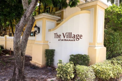 Touwnhouse à vendre à Miramar, Floride: 3 chambres, 153.85 m2 № 2397528 - photo 3