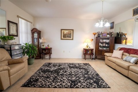 Touwnhouse à vendre à Miramar, Floride: 3 chambres, 153.85 m2 № 2397528 - photo 5