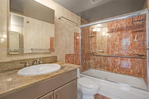 Купить таунхаус в Халландейл-Бич, Флорида 2 спальни, 157.56м2, № 1933134 - фото 7