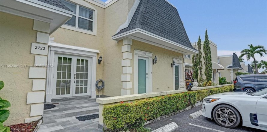 Adosado en Hallandale Beach, Florida 2 dormitorios, 157.56 m2 № 1933134