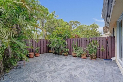 Купить таунхаус в Халландейл-Бич, Флорида 2 спальни, 157.56м2, № 1933134 - фото 6