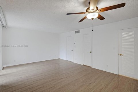 Купить таунхаус в Халландейл-Бич, Флорида 2 спальни, 157.56м2, № 1933134 - фото 17