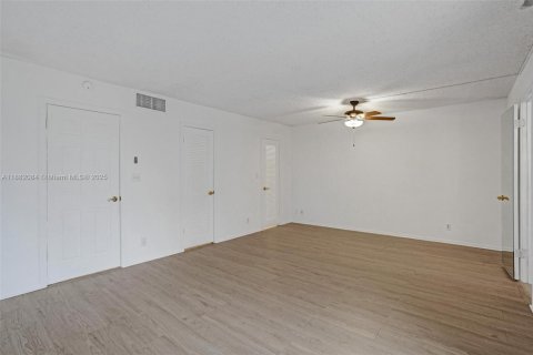 Купить таунхаус в Халландейл-Бич, Флорида 2 спальни, 157.56м2, № 1933134 - фото 15