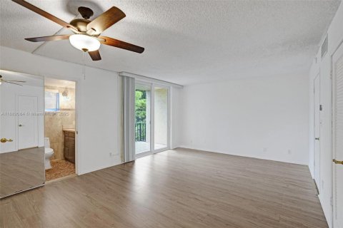 Купить таунхаус в Халландейл-Бич, Флорида 2 спальни, 157.56м2, № 1933134 - фото 16