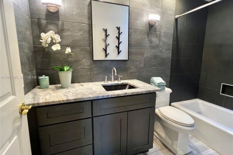 House in Hobe Sound, Florida 3 bedrooms, 187.38 sq.m. № 2041782 - photo 24