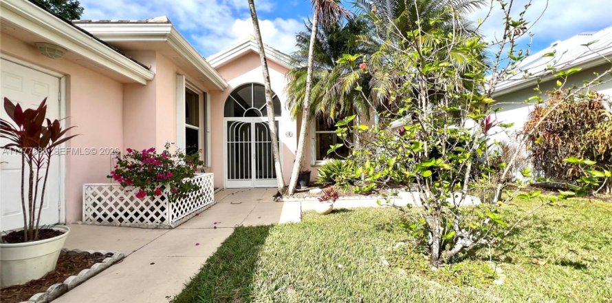 House in Hobe Sound, Florida 3 bedrooms, 187.38 sq.m. № 2041782