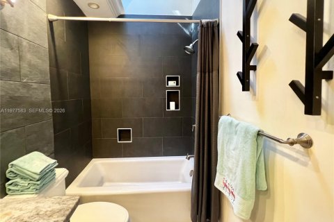 House in Hobe Sound, Florida 3 bedrooms, 187.38 sq.m. № 2041782 - photo 25