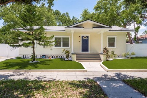 House in Tampa, Florida 3 bedrooms, 123.37 sq.m. № 2277380
