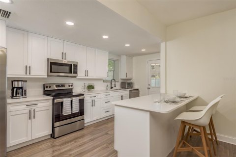 House in Tampa, Florida 3 bedrooms, 123.37 sq.m. № 2277380 - photo 10