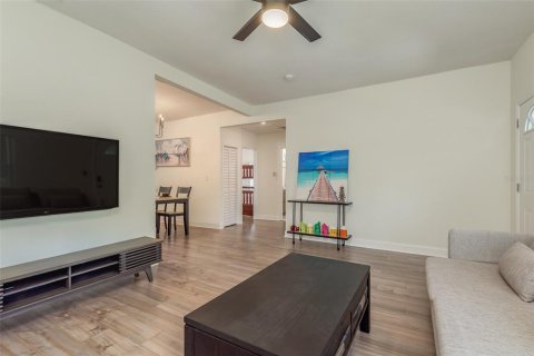 House in Tampa, Florida 3 bedrooms, 123.37 sq.m. № 2277380 - photo 7