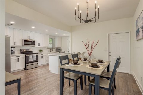 House in Tampa, Florida 3 bedrooms, 123.37 sq.m. № 2277380 - photo 15
