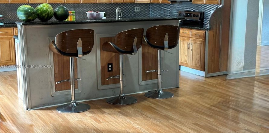 Дом в Майами-Гарденс, Флорида 4 спальни, 175.59м2 № 1998448