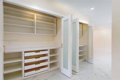 Снять в аренду виллу или дом в Майами, Флорида 4 спальни, 319.86м2, № 2082867 - фото 7