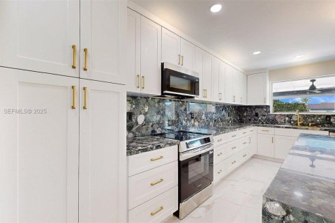 Снять в аренду виллу или дом в Майами, Флорида 4 спальни, 319.86м2, № 2082867 - фото 12