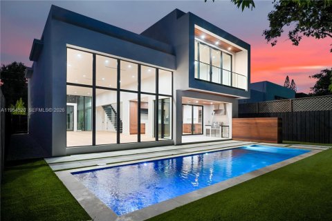 House in Miami, Florida 5 bedrooms, 258.27 sq.m. № 2153344