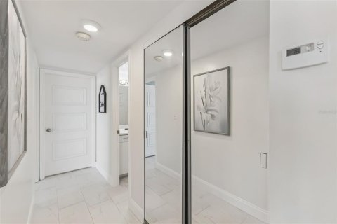 Condo in Daytona Beach, Florida, 2 bedrooms  № 2117561 - photo 16