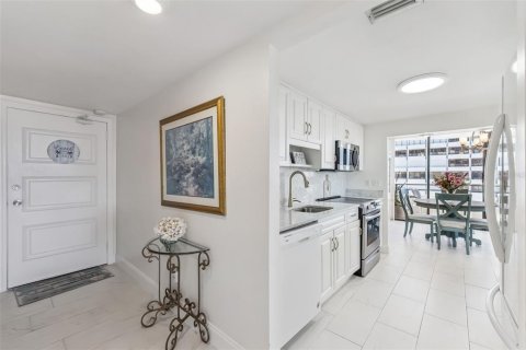 Condo in Daytona Beach, Florida, 2 bedrooms  № 2117561 - photo 17