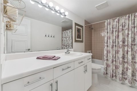 Condo in Daytona Beach, Florida, 2 bedrooms  № 2117561 - photo 29